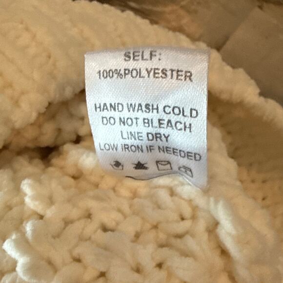 Altar'd State Cream Chunky Cable Knit Cropped Sweater Size Small Turtleneck Boxy - Picture 5 of 9